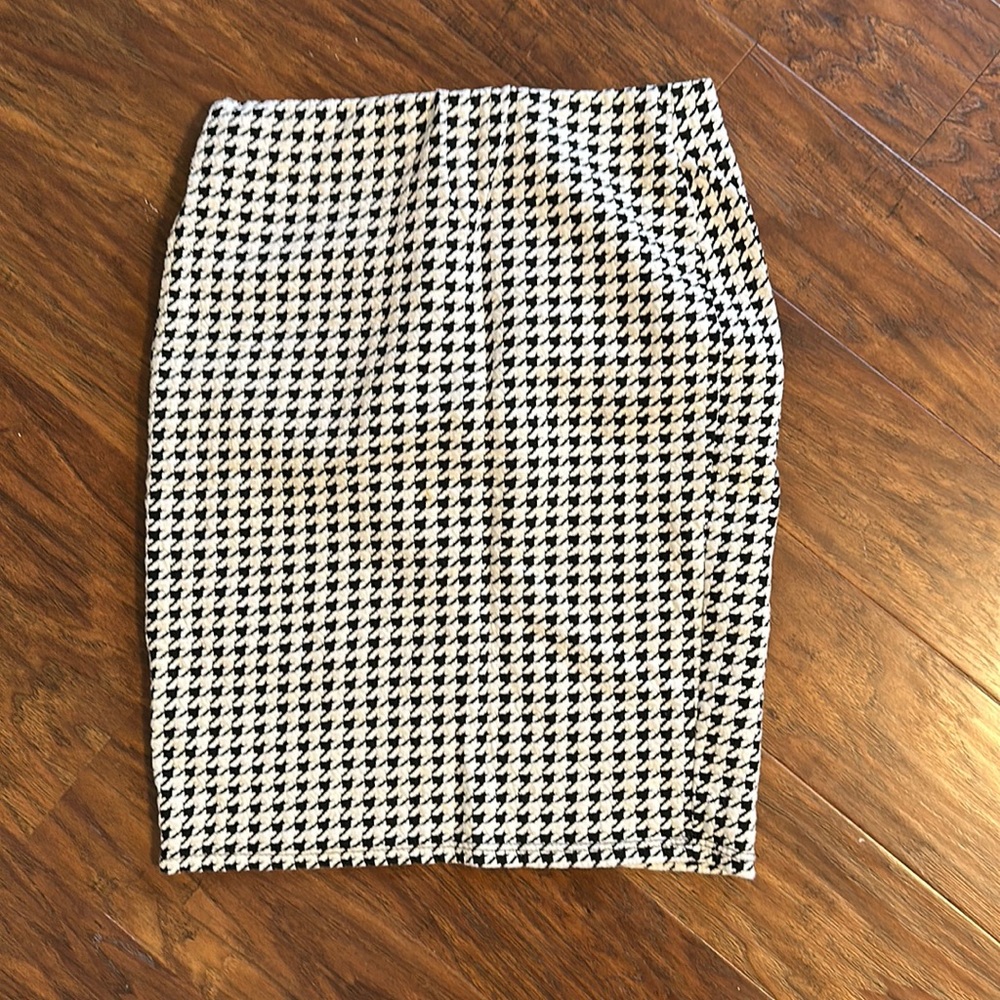 Houndstooth pencil skirt